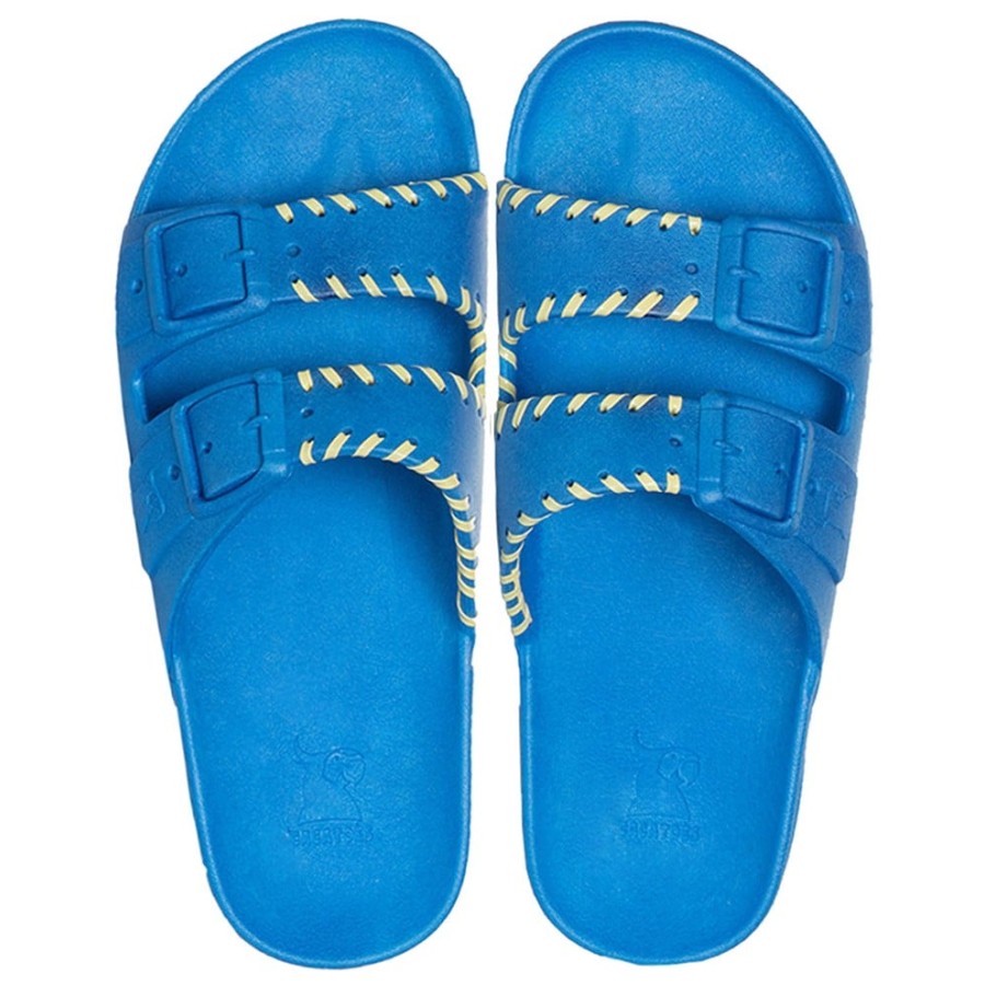 sandales bleues détails jaunes cacatoès vues de haut