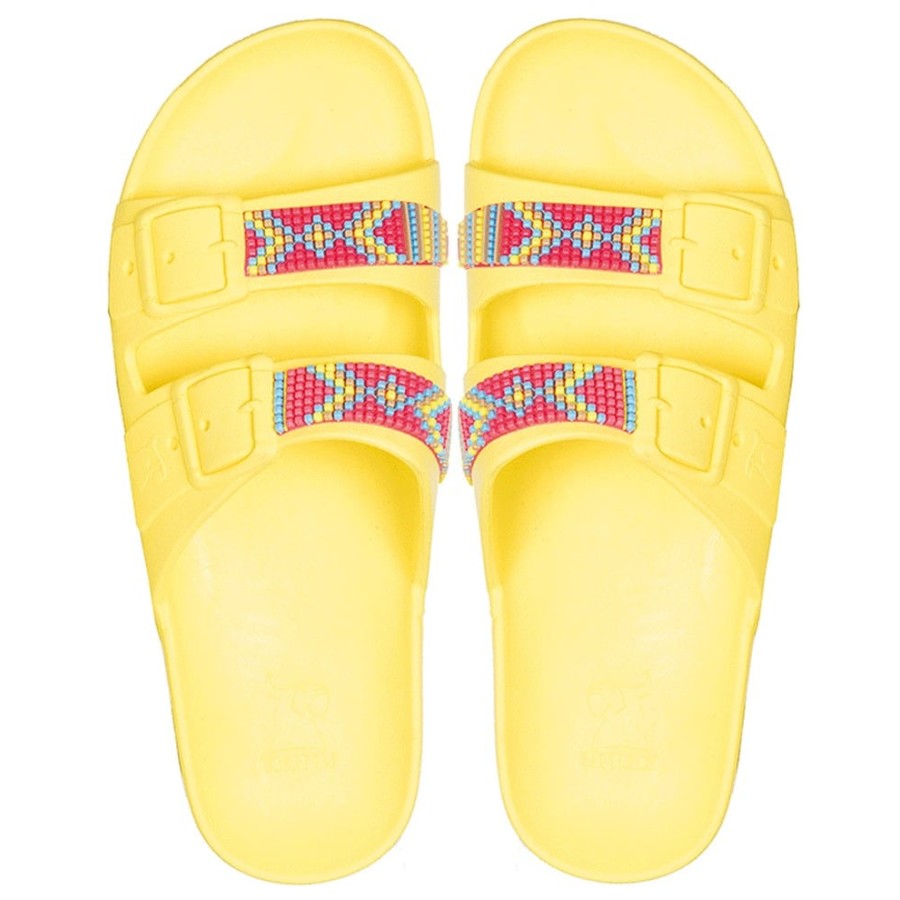 sandales jaunes perles colorées cacatoès vues de haut