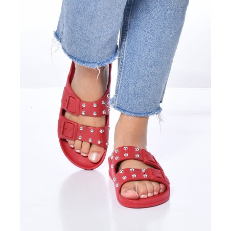 sandales rouges à clous cacatoès portées femmes
