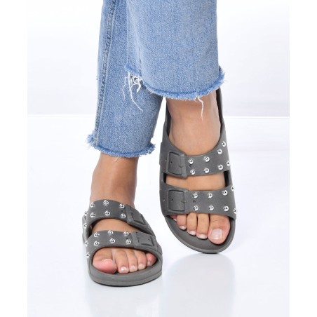 sandales grises à clous cacatoès portées femmes