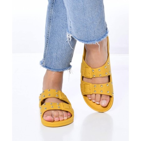 sandales jaunes cacatoès portées femmes