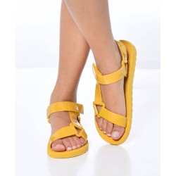 sandales jaunes sportives cacatoès portées