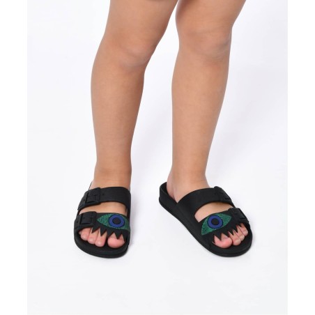 sandales noires patch œil vert cacatoès portées enfants