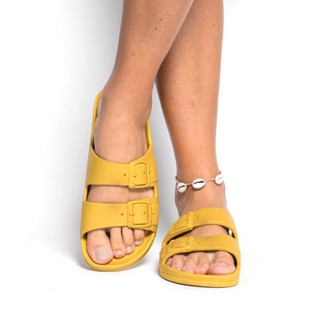 sandales jaunes cacatoès portées