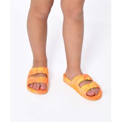 sandales cacatoès orange au motif psychédélique portées