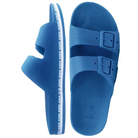 sandales cacatoès bleues avec écriture "kulte" blanche sur la semelle vues de profils et de haut