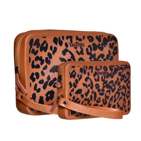 petites et grandes pochettes cacatoès marrons imprimés léopard vues de trois quarts