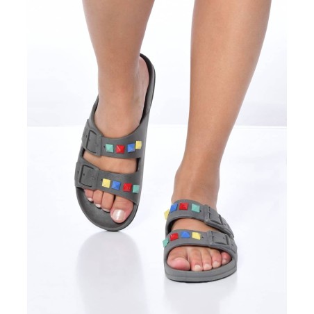 sandales grises avec clous colorés cacatoès portées