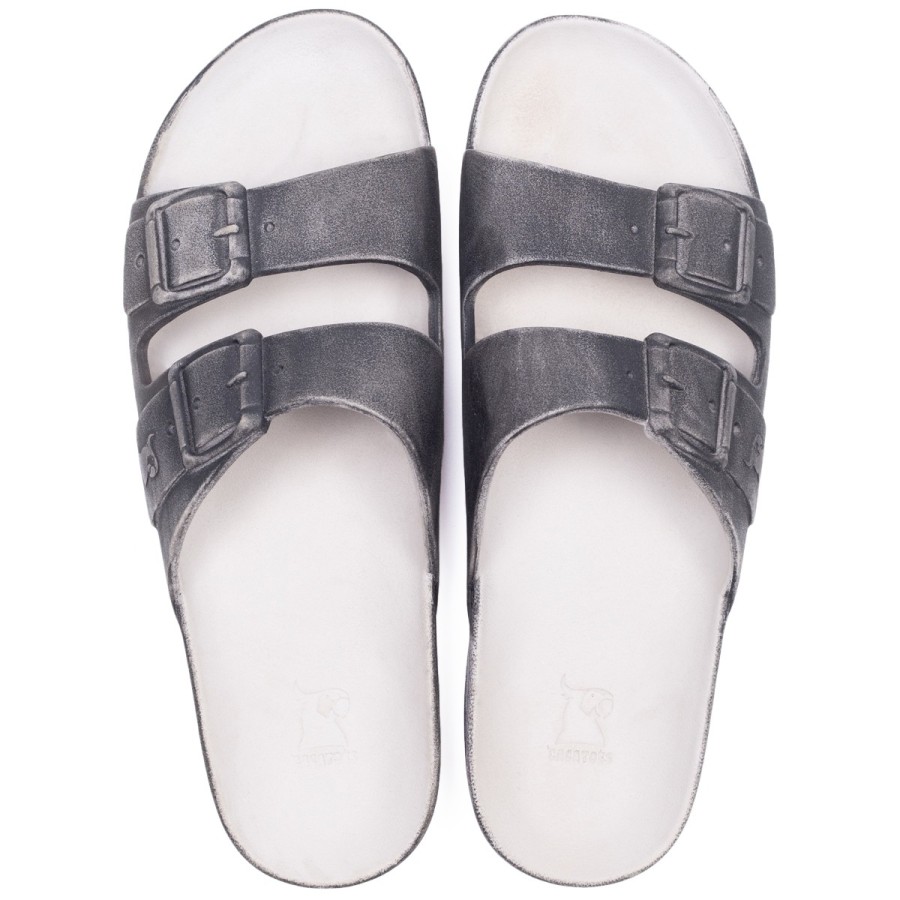 sandales blanches et gris aspect délavé vues de haut