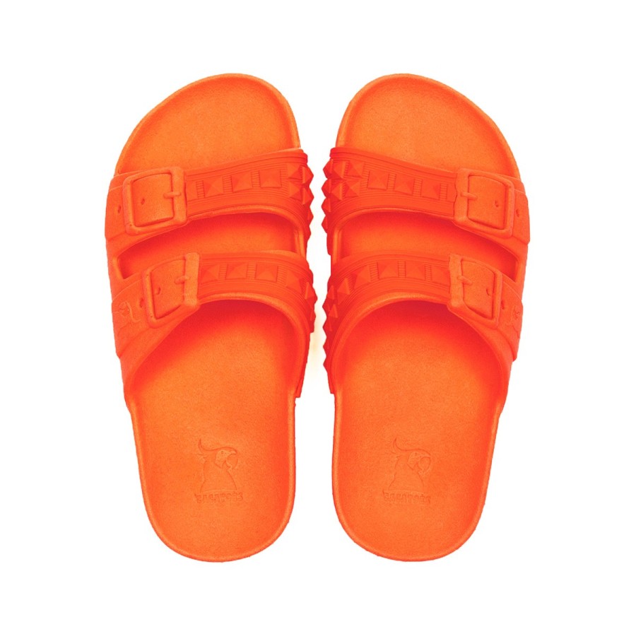 sandales orange fluos à clous orange cacatoès vues de haut enfants
