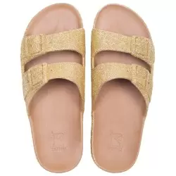 sandales dorées pailletées portées vues de haut