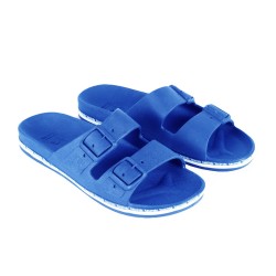 sandales bleues roi avec bande de logos blancs cacatoès vues de trois quarts