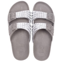sandales grises à clous gris cacatoès vues de haut
