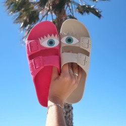 sandale rose et sandale craie avec patch œil bleu cacatoès vues de haut