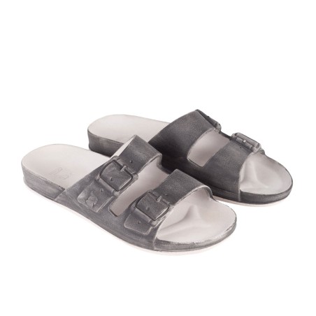 sandales blanches et gris aspect délavé vues de trois quarts
