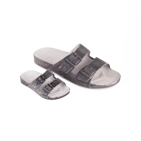 sandales blanches et gris aspect délavé vues de trois quarts adultes et enfants