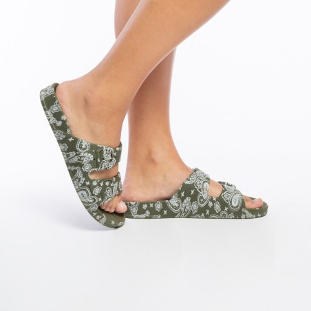 sandales kaki motifs imprimés bandana cacatoès portées femmes