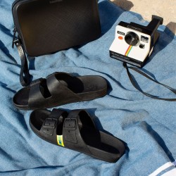 sandale noire avec drapeau du Brésil cacatoès vue lifestyle