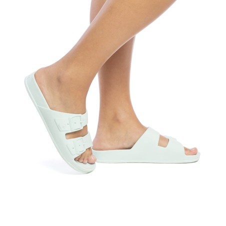 sandale bleue pastel pour femme portée sur fond blanc