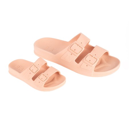 sandale rose pastel pour femme vue de trois quart femme et enfant