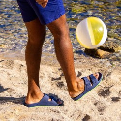 sandale homme brasilia bleu et vert fluo vue lifestyle