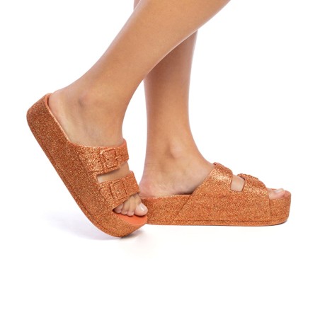 sandale à paillette orange compensée femme portée sur fond blanc