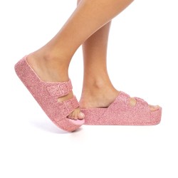 sandale à paillette rose compensée femme portée sur fond blanc