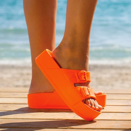 sandale compensée orange fluo cacatoès portée lifestyle