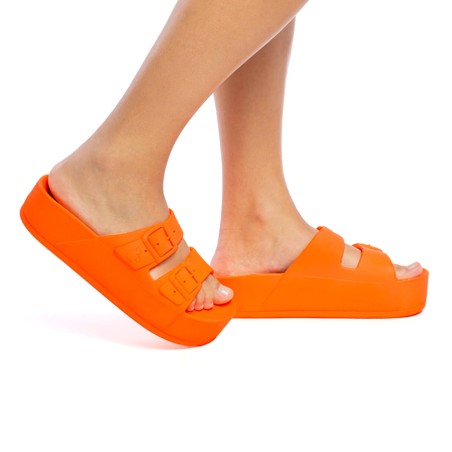 sandale compensée orange fluo cacatoès portée sur fond blanc