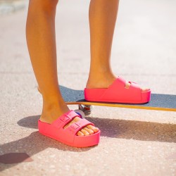 sandale compensée rose fluo femme portée lifestyle