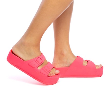 sandale compensée rose fluo femme portée sur fond blanc
