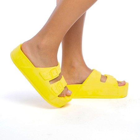 sandale compensée jaune fluo femme vue portée sur fond blanc