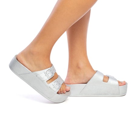 sandale compensée argentée pour femme vue portée sur fond blanc