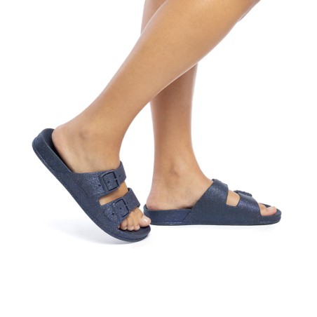 sandale bleu à paillettes cacatoès vue portée sur fond blanc