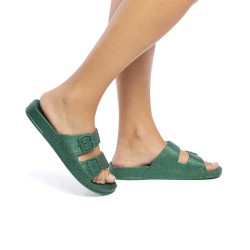 sandale verte à paillettes cacatoès portée sur fond blanc