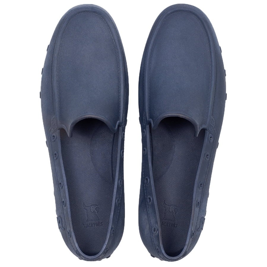 mocassin bleu pour homme en peau de peche vue de face