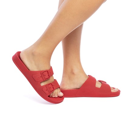 sandale rio de janeiro cacatoès de couleur rouge vue portée sur fond blanc