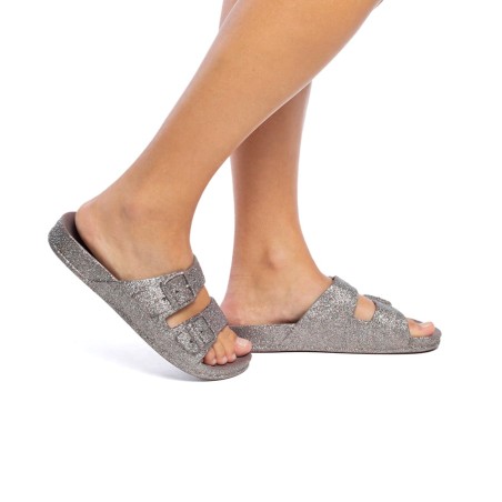 sandale grise à paillettes cacatoès vue portée sur fond blanc