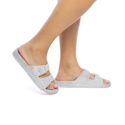 sandales grises à paillettes vue portée sur fond blanc
