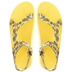 sandales jaunes sportives cacatoès motifs bandana vues de haut