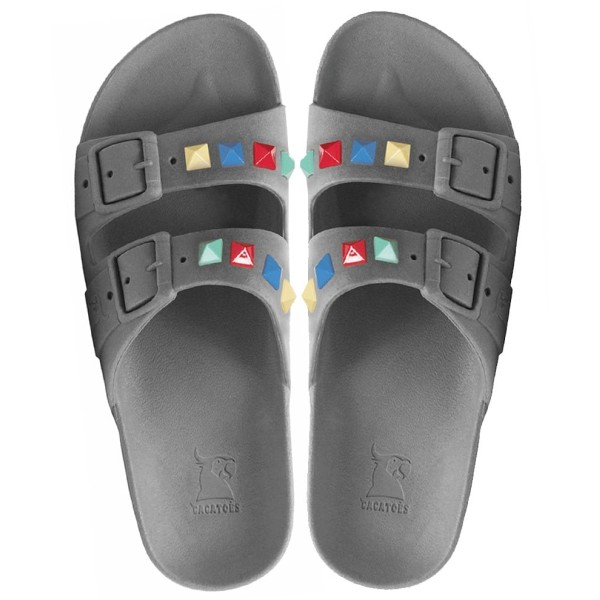 sandales grises avec clous colorés cacatoès vues de haut