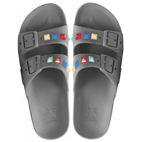 sandales grises avec clous colorés cacatoès vues de haut