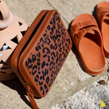 On adore la pochette Gisela animal print ! Son imprimé léopard match avec nos sandales Amazonia. Existe aussi en format mini 🐾
.
.
.
#leopardoprint #leopardo #clutchbag #bag #pochette #sandals