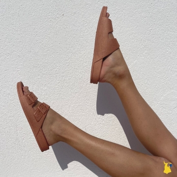 Zoom sur nos BALEIA - SAHARA 🧡 La couleur parfaite pour matcher avec votre plus beau bronzage cet été ! ☀️

🇬🇧 Zoom on our BALEIA - SAHARA 🧡 The perfect match with your tan this summer ! 
.
.
.
.
#mycacatoes #frombrazilwithlove #picoftheday #summer #beachlife #sandals #instagood #fun #fashion #style #beachwear #summeroutfit #flipflops #holidays #instamood #happyfeet #summervibes #footprints #candyscented