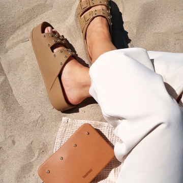 Où sont les fans de nos sandales compensées ? Manifestez vous en commentaires ! 🙋‍♀️ 

Nous on adore notre modèle Caipirinha Spikes Camel, surtout quand on peut l'assortir à nos pochettes 😍
.
.
.
#sandals #clutchbag #pochette #fashionbrand #shoesbrand