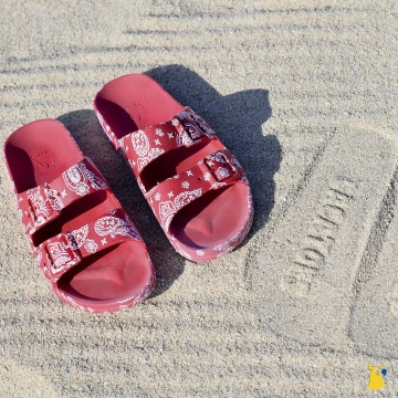Le mythique foulard en coton a trouvé sandale à son pied ❤️ Découvrez notre modèle BANDANA - RED 😍

🇬🇧 Discover our modele BANDANA - RED 😍
.
.
.
#mycacatoes #frombrazilwithlove #picoftheday #summer #beachlife #sandals #instagood #fun #fashion #style #beachwear #summeroutfit #flipflops #holidays #instamood #happyfeet #summervibes #footprints #candyscented