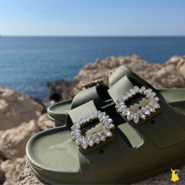 Zoom sur le modèle BARRA, la plus précieuse de nos sandales 💎 

BARRA : the fanciest sandals of our collection 💎 
.
.
.
#sandals #summer #mycacatoès #beachwear #cacatoesdobrasil #frombrazilwithlove #fancyshoes