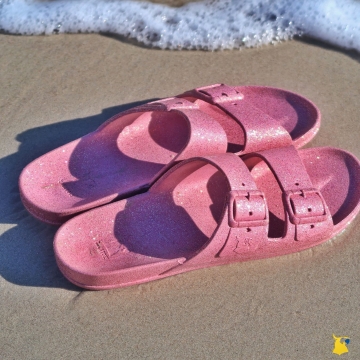 Pink sandals for the win 💖✨
.
.
.
#sandals #pinkshoes #shoesbrand #shoeslover #shoes #glitter #sand #beach