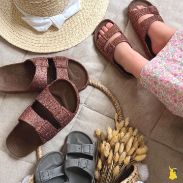 Quand toute la famille a sa paire de Cacatoès 😍
Nos modèles à paillettes sont disponibles du 25/26 au 41 !

When the whole family wears Cacatoès ☀️

📸 @lesminim__ 
.
.
.
.
#mycacatoes #frombrazilwithlove #picoftheday #summer #beachlife #sandals #instagood #fun #fashion #style #beachwear #summeroutfit #flipflops #holidays #instamood #happyfeet #summervibes #footprints #candyscented