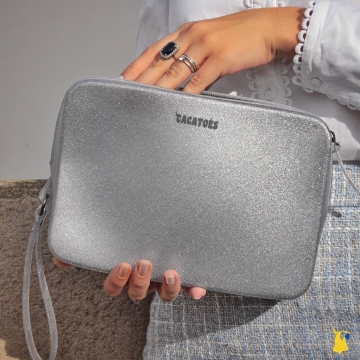 It’s time to shine with your silver clutch bag ✨🤍 
.
.
.
#clutch #clutchbag #silver #glitternails #bag #cacatoesdobrasil #